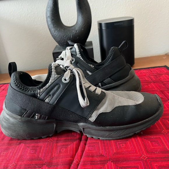 Guess Men's Black and White Sneakers - Picture 3 of 4